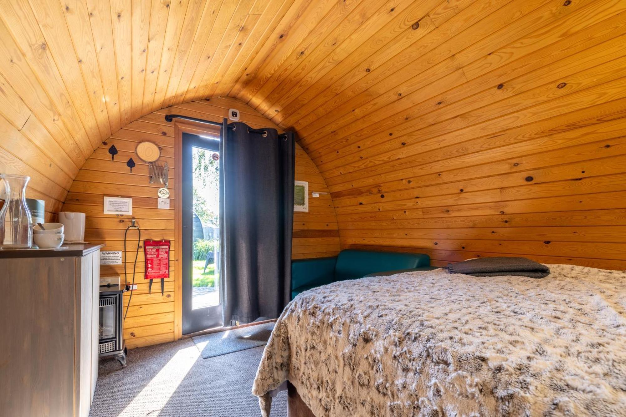 Wigginton  The Little Hide - Adult Only Camping Pods מראה חיצוני תמונה
