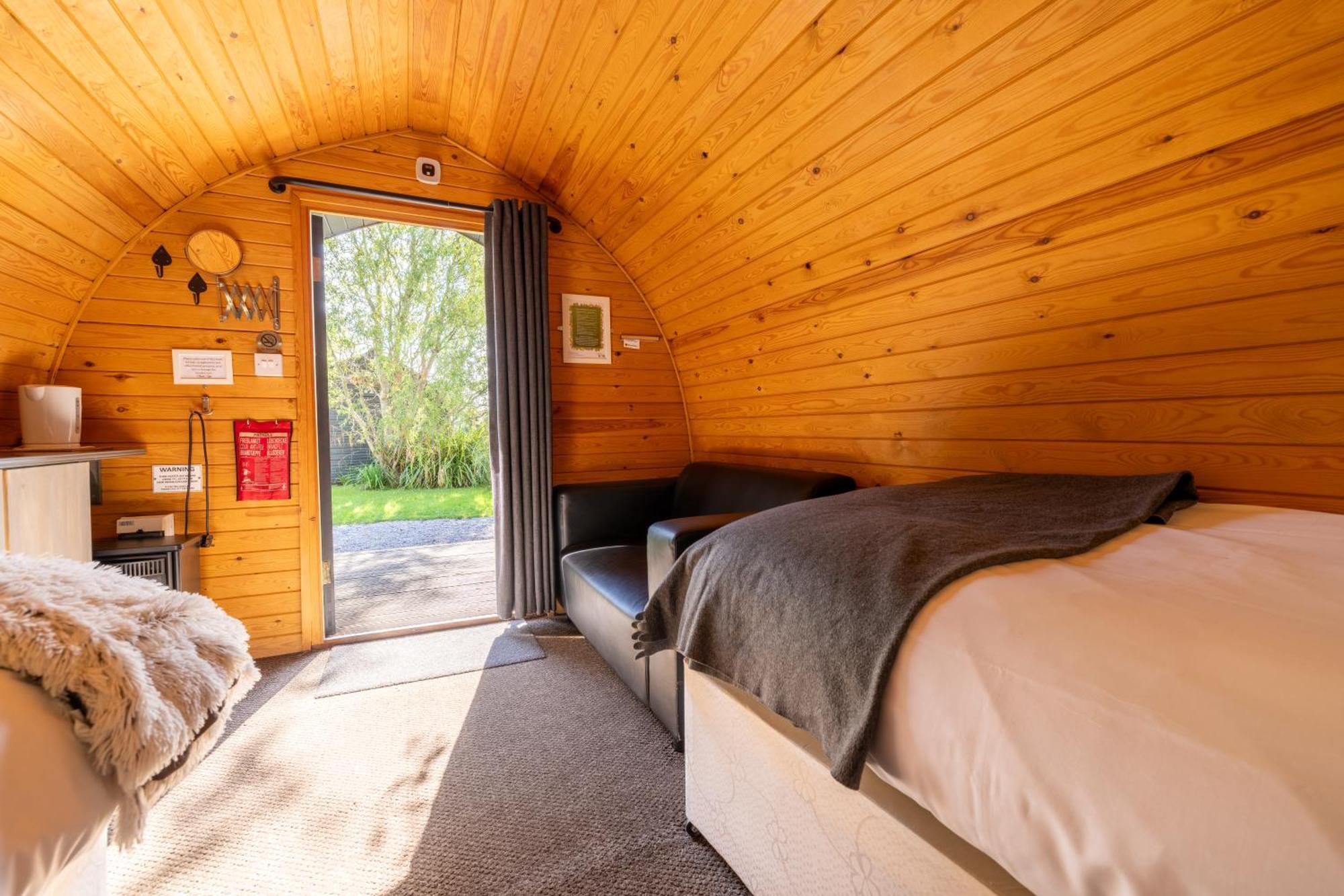 Wigginton  The Little Hide - Adult Only Camping Pods מראה חיצוני תמונה