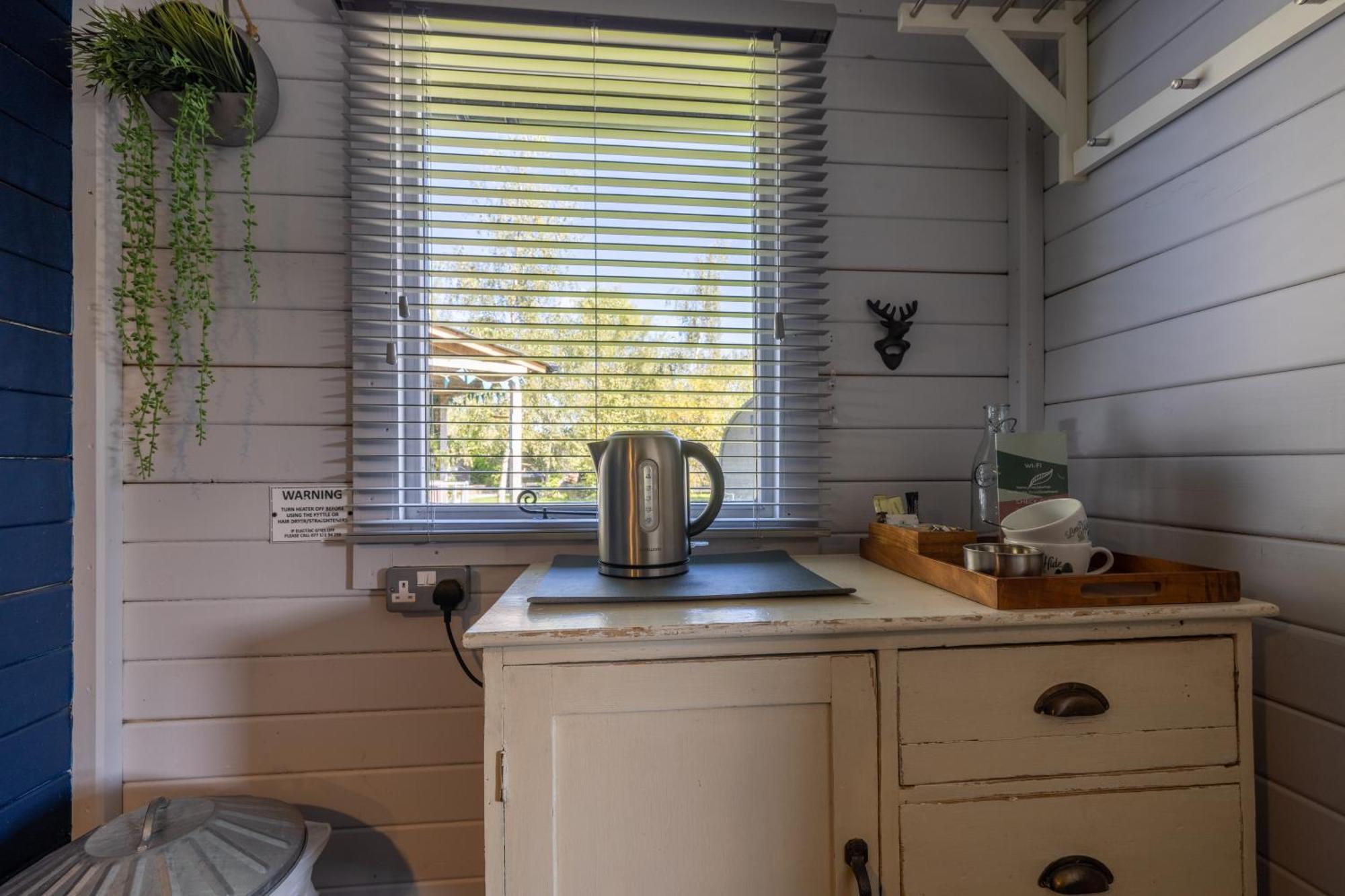 Wigginton  The Little Hide - Adult Only Camping Pods מראה חיצוני תמונה