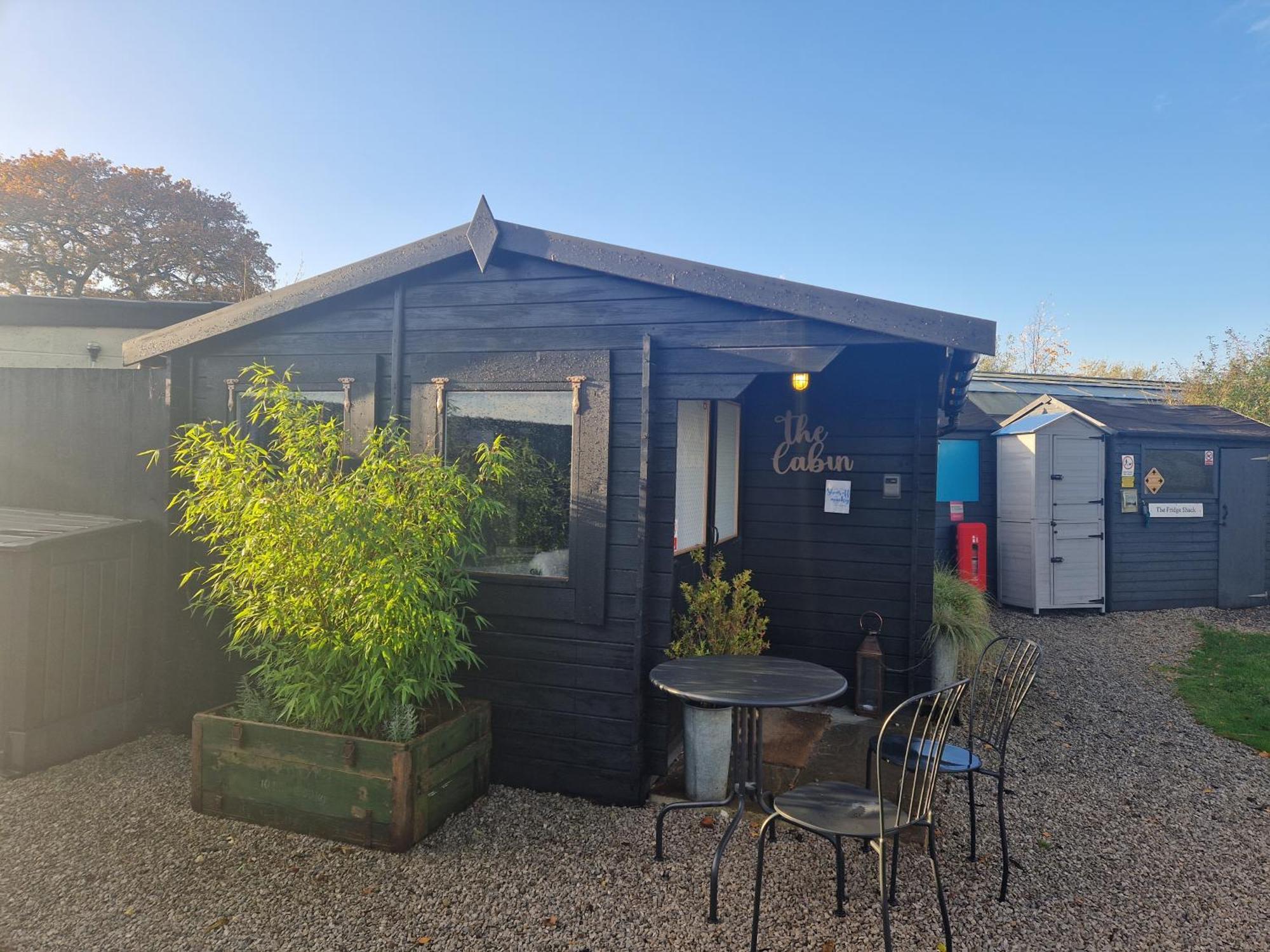 Wigginton  The Little Hide - Adult Only Camping Pods מראה חיצוני תמונה