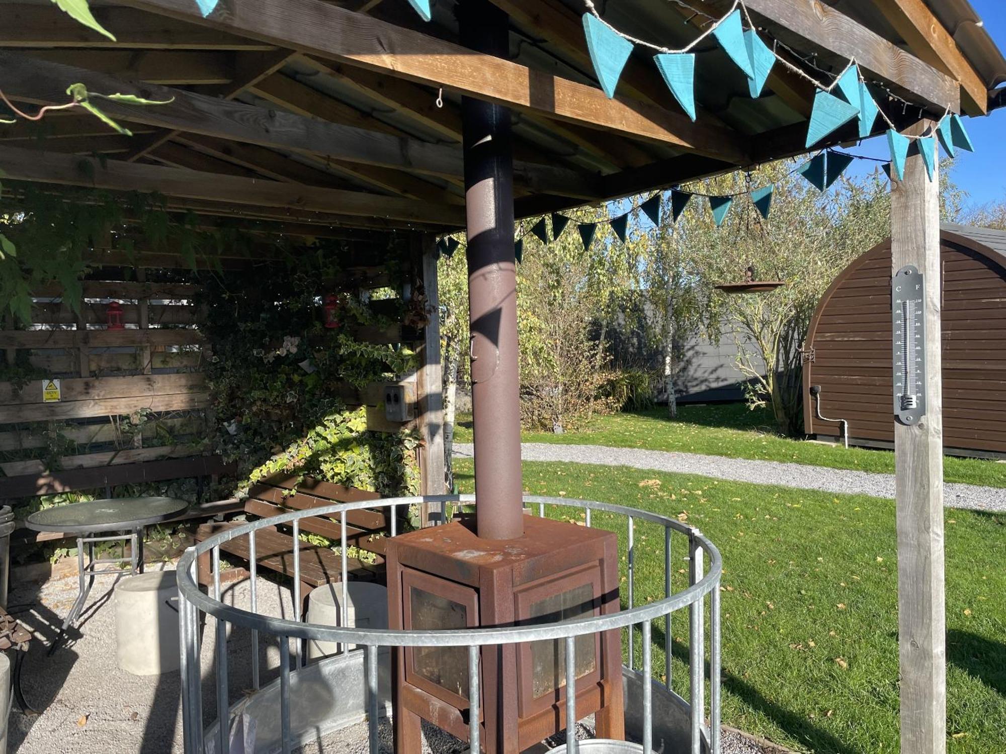Wigginton  The Little Hide - Adult Only Camping Pods מראה חיצוני תמונה